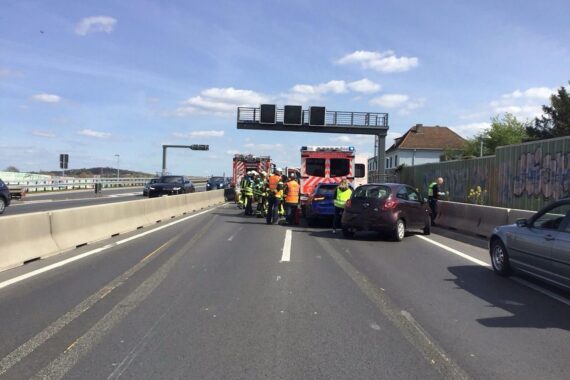 Verkehrsunfall mit vier Fahrzeugen, Rettungswagen und Feuerwehr-Einsatz auf der A40 in Bochum.