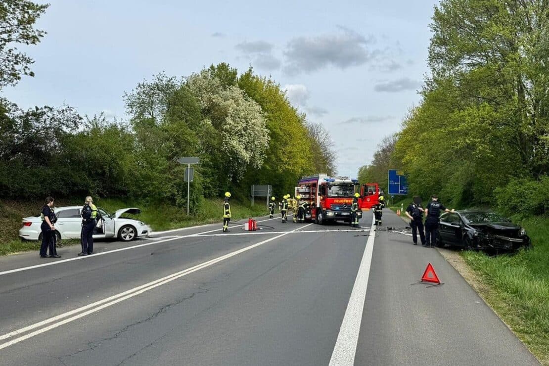 Vier Personen bei Frontalzusammenstoß auf Bundesstraße bei Bergheim verletzt