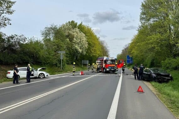 Verkehrsunfall auf Bundesstraße: Zwei unfallbeschädigte Pkw, Feuerwehr und Rettungsdienst im Einsatz.
