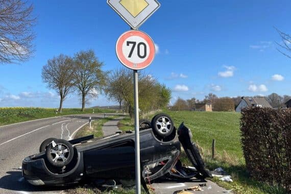 Schwerer Verkehrsunfall mit zwei Fahrzeugen, verletzten Personen und Polizei vor Ort.