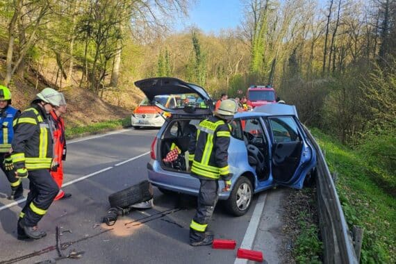 Verkehrsunfall mit Verletzten, Einsatzkräfte, beschädigte Fahrzeuge, Rettungswagen, gesperrte Landstraße.