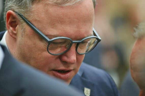 Mario Voigt diskutiert die Absage der 1.000-Euro-Prämie für Thüringer Beschäftigte im öffentlichen Dienst.