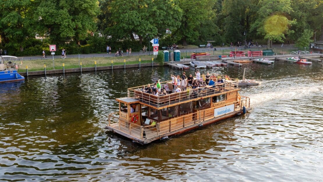 Vom Büro aufs Boot: Der Praxis-Leitfaden für eine produktive Workation auf dem Wasser