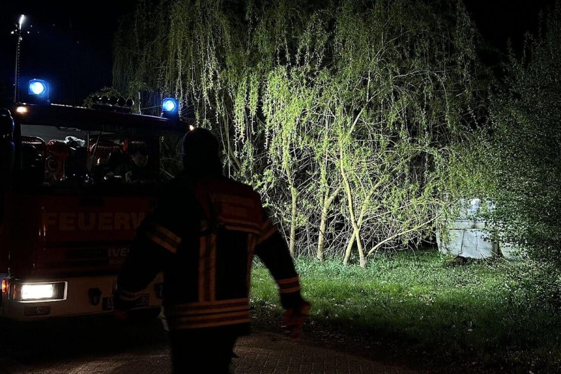 Vorbeifahrender entdeckt und löscht Brand an Wohnwagen in Aurich-Wiesens