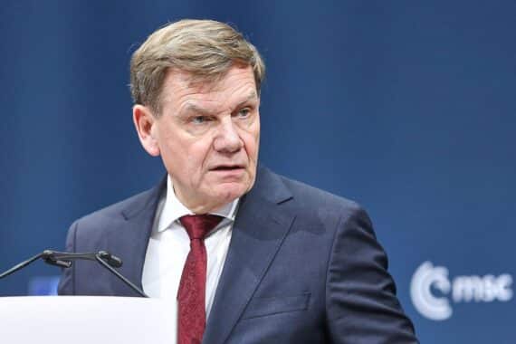 Johann Wadephul fordert Unterstützung für die Ukraine und schnellen Kreditentscheidungen in der EU.