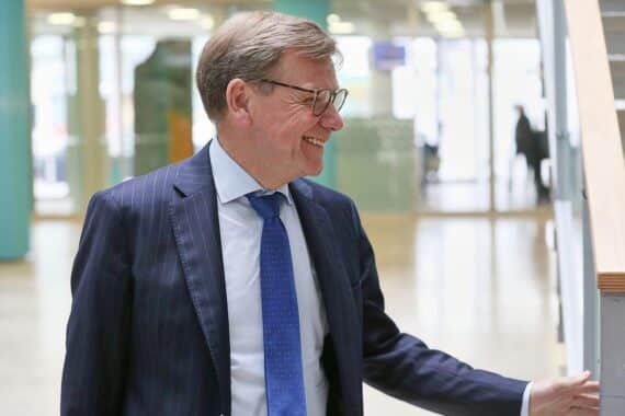 Bundesaußenminister Wadephul betont Diplomatie gegen internationale Krisen während seiner Reise in Marokko.