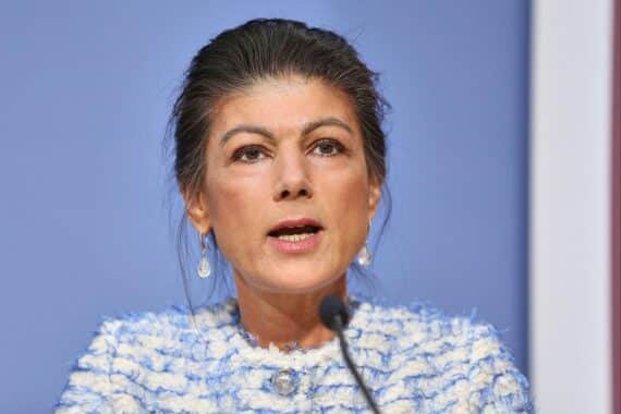 Sahra Wagenknecht kritisiert den Haushaltsentwurf der Bundesregierung für massive Aufrüstung und Schulden.