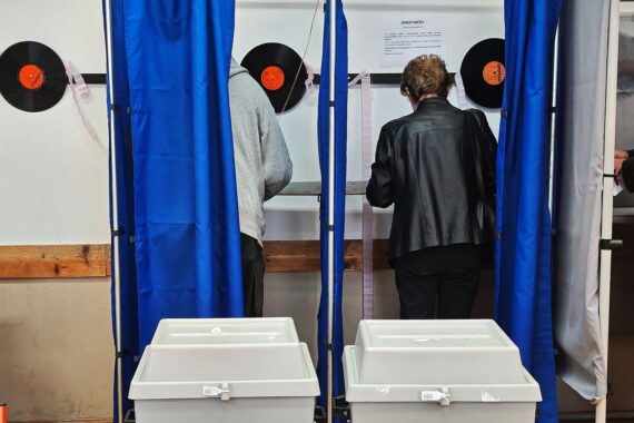 Wahllokal in Ungarn, Wähler abgeben Stimmen, hohe Wahlbeteiligung, spannende Parlamentswahl.