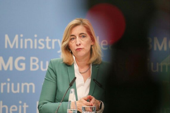 Nina Warken erklärt Reformpläne zur Senkung der Zusatzbeiträge für gesetzlich Versicherte in Berlin.