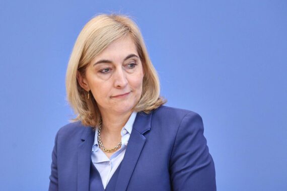 Nina Warken diskutiert Beitragserhöhung in der gesetzlichen Krankenversicherung für mehr Gerechtigkeit.