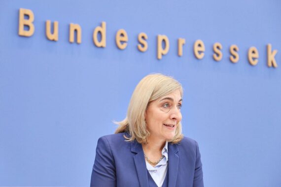 Nina Warken präsentiert Reformpläne zur Deckelung von Krankenkassengehältern in Berlin.