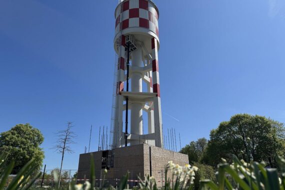 Wasserturm in Neu-Ulm nach Sanierung, markant in weiß-rot, wieder sichtbar und eindrucksvoll.