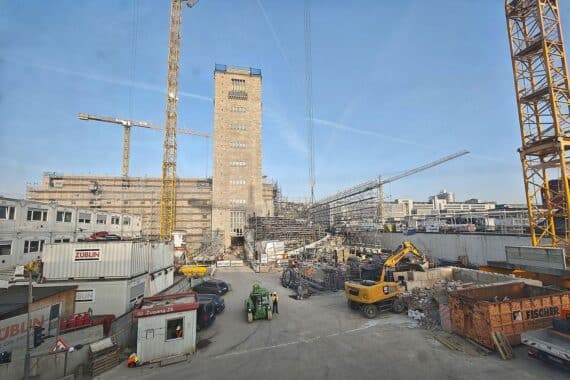 Wolken, Sonne, Baustelle Stuttgart 21; wechselhaftes Wetter mit Regen und Gewittern erwartet.
