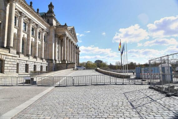 Sonniger Berliner Tag mit Wolken, Temperaturen zwischen 12 und 16 Grad, frostige Nacht.