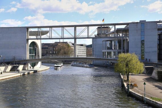 Ein sonniger Tag im Berliner Regierungsviertel mit leichter Bewölkung und milden Temperaturen.