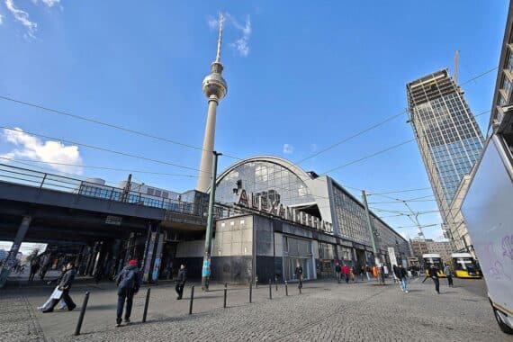 Sonniger Alexanderplatz in Berlin, ideal für Outdoor-Aktivitäten bei milden Temperaturen.