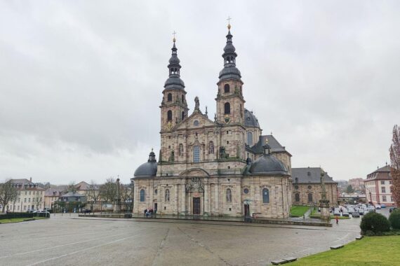 Heiteres Wetter in Hessen: Dom von Fulda vor einem wolkigen Himmel, Temperaturen mild.