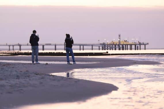 Strand mit Sonnenstrahlen und aufziehender Bewölkung, symbolisiert wechselhaftes Wetter in Mecklenburg-Vorpommern.