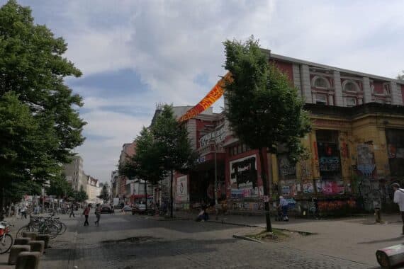 Ein sonniger Tag in Hamburg, freundliches Wetter, klare Sicht, leicht bewölkter Himmel.