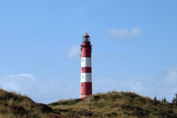 Sonniger Leuchtturm bei milden Temperaturen in Schleswig-Holstein und Hamburg.