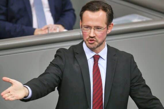 Dirk Wiese spricht über Rohstoffverfügbarkeit und Krisenvorsorge in Deutschland vor Medienvertretern.