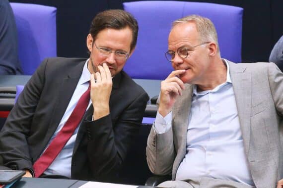 Dirk Wiese und Matthias Miersch diskutieren über Schuldenbremse und Wirtschaftskrise wegen Iran-Krieg.