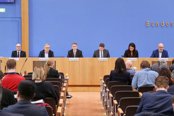 Wirtschaftsforscher diskutieren Rückkehrpolitik von Syrern und deren Auswirkungen auf die deutsche Wirtschaft.