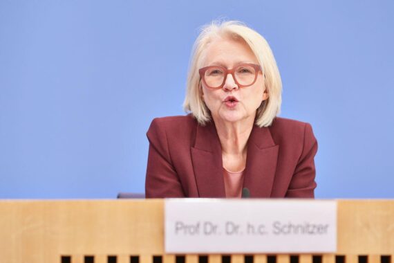 Monika Schnitzer diskutiert Klimageld und Spritpreisentlastung vor Bundesregierung.