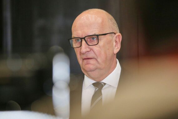 Dietmar Woidke in einer Sondersitzung, diskutiert gestiegene Kraftstoffpreise und Krisenmaßnahmen.