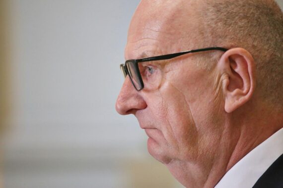 Ministerpräsident Woidke beim Besuch der Gedenkstätte Schlieben-Berga zum 15-jährigen Jubiläum.