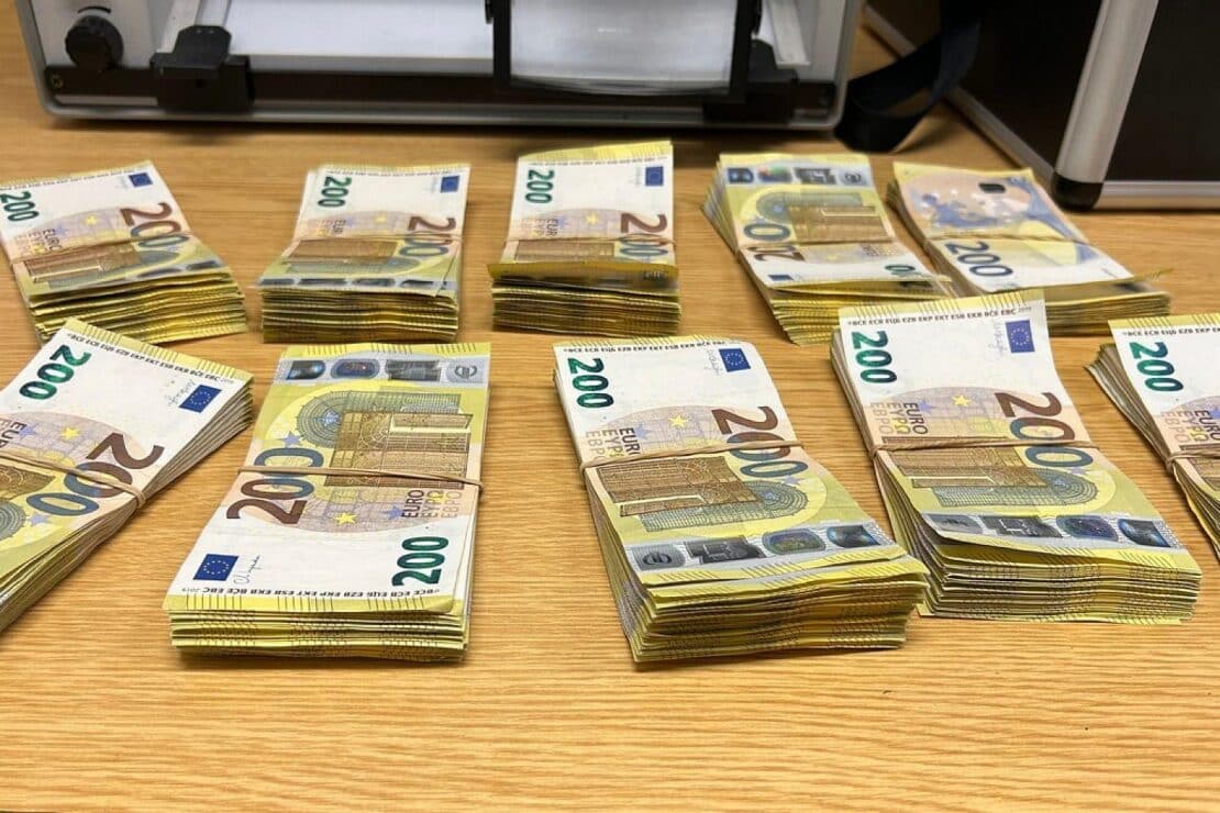 Zoll stellt 100.000 Euro mit Kokain-Spuren in Würzburger Fernbus sicher