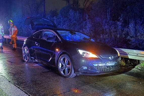 Zwei beschädigte Autos nach Unfall auf Autobahn, Feuerwehr und Rettungsdienst im Einsatz.