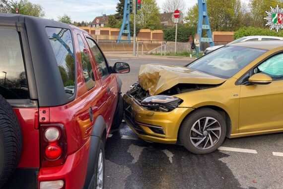 Verkehrsunfall mit zwei verletzten Frauen an Kreuzung in Oberhausen, beschädigte Fahrzeuge.