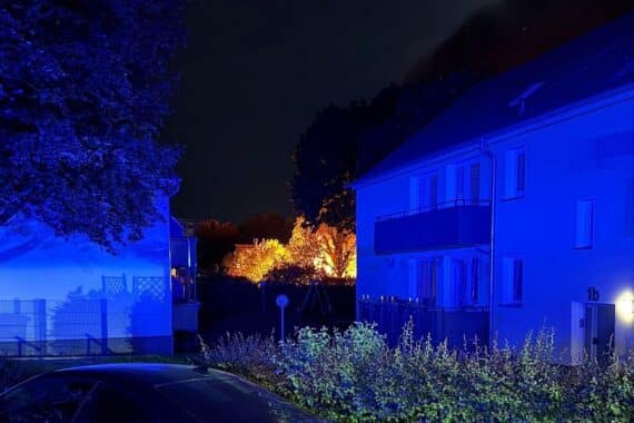 Brand an Gartenlauben in Witten, Feuerwehr im Einsatz, keine Verletzten, Straßen gesperrt.