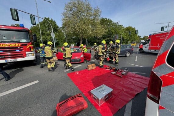 Zwei beschädigte Pkw an einer Kreuzung, Feuerwehr und Rettungsdienst im Einsatz.