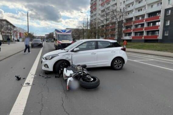 Unfallstelle mit beschädigten Fahrzeugen und Rettungswagen, Polizei sichert die Szene.