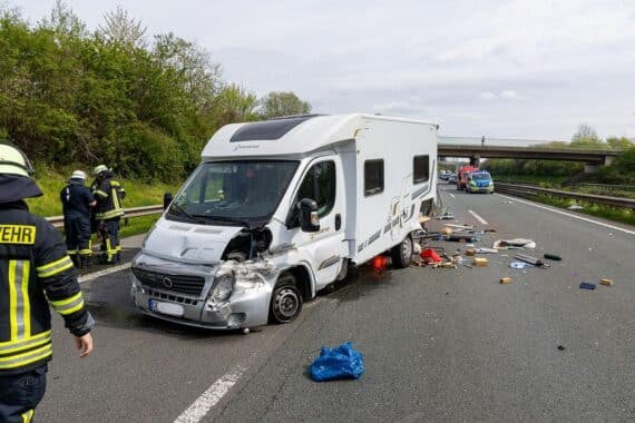Schwerer Verkehrsunfall auf Autobahn 2 mit Wohnmobil und Pkw, Feuerwehr im Einsatz.