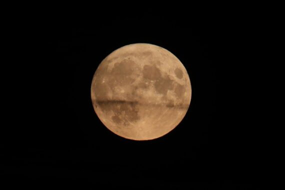 Ein Supermond leuchtet hell über der Erde während der Artemis 2 Mondmission.