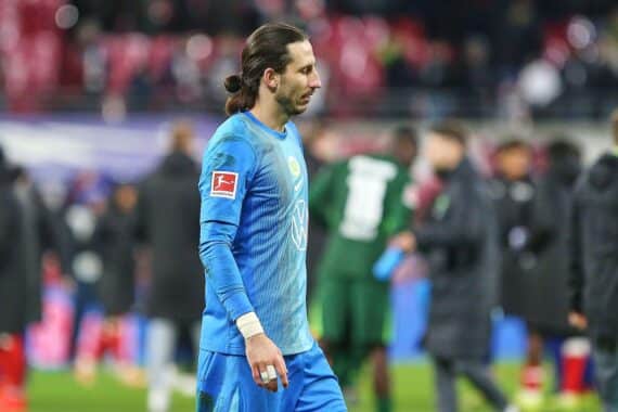 Bayern siegt knapp gegen Wolfsburg, Grabara glänzt im Tor, spannender Abstiegskampf bleibt bestehen.