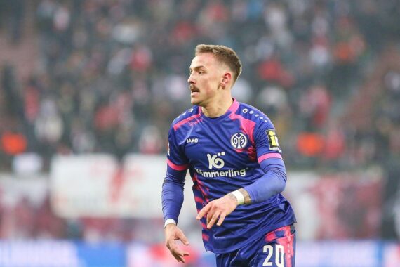 Fußballspiel zwischen Mainz 05 und St. Pauli, mit Tietz' Führungstor und Jubel.
