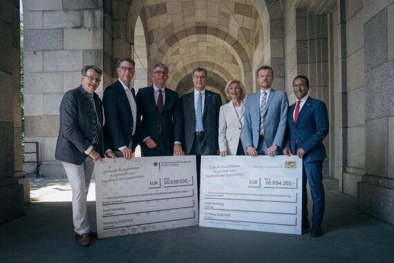 Ministerpräsident Söder und weitere Politiker bei der Übergabe von Förderbescheiden für Kulturprojekte in Nürnberg.