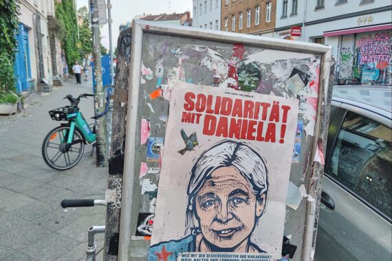 Plakat mit Solidaritätsbekundungen für Daniela Klette vor Gericht, Proteste aus der linken Szene.
