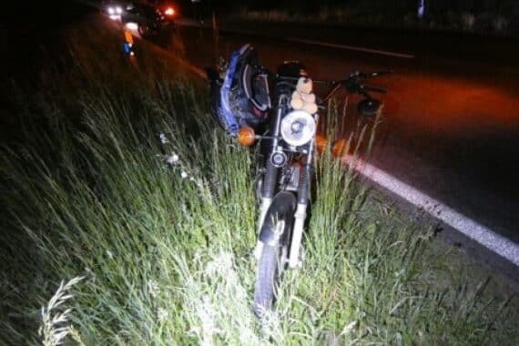 Unfallstelle mit Moped, VW Touran, Feuerwehr und verletzter Fahrerin nach Wildunfall.