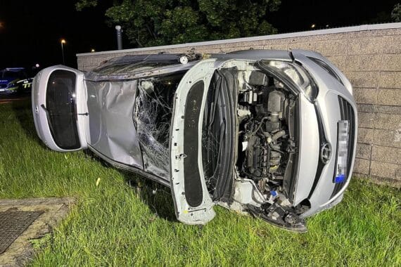 Ein überschlagener Hyundai i20 prallt gegen eine Mauer, Unfall in Monheim am Rhein.