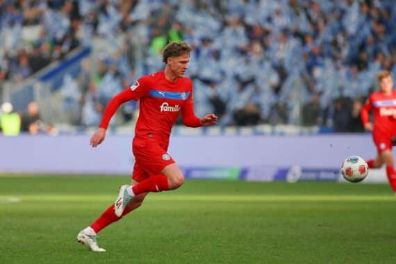 Kiel feiert Klassenerhalt nach 2:0-Sieg, Harres erzielt beide Tore gegen Braunschweig.