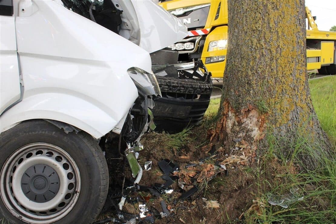 22-Jähriger verliert Kontrolle über Transporter und kracht gegen Baum in Rahden