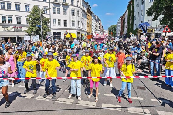 Bunte Kostüme, fröhliche Kinder, Demonstration für Axolotl und Jugendkultur im Berliner Kreuzberg.