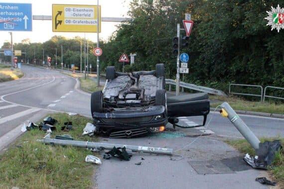 Schwerer Verkehrsunfall mit überschlagenem Mercedes und zerstörter Lichtzeichenanlage in Oberhausen.