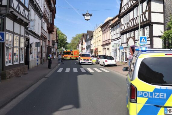 Unfall auf Zebrastreifen: Sperrung der Westerbachstraße, Rettungskräfte und Fahrzeugen im Einsatz.