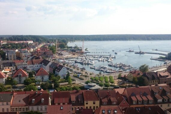 Ein Bild von Waren (Müritz) mit Fokus auf die Lange Straße und ein Polizeiauto.
